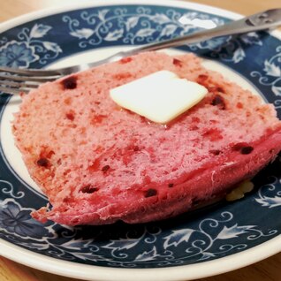 ピンク色鮮やかなビーツパン（食紅不使用）